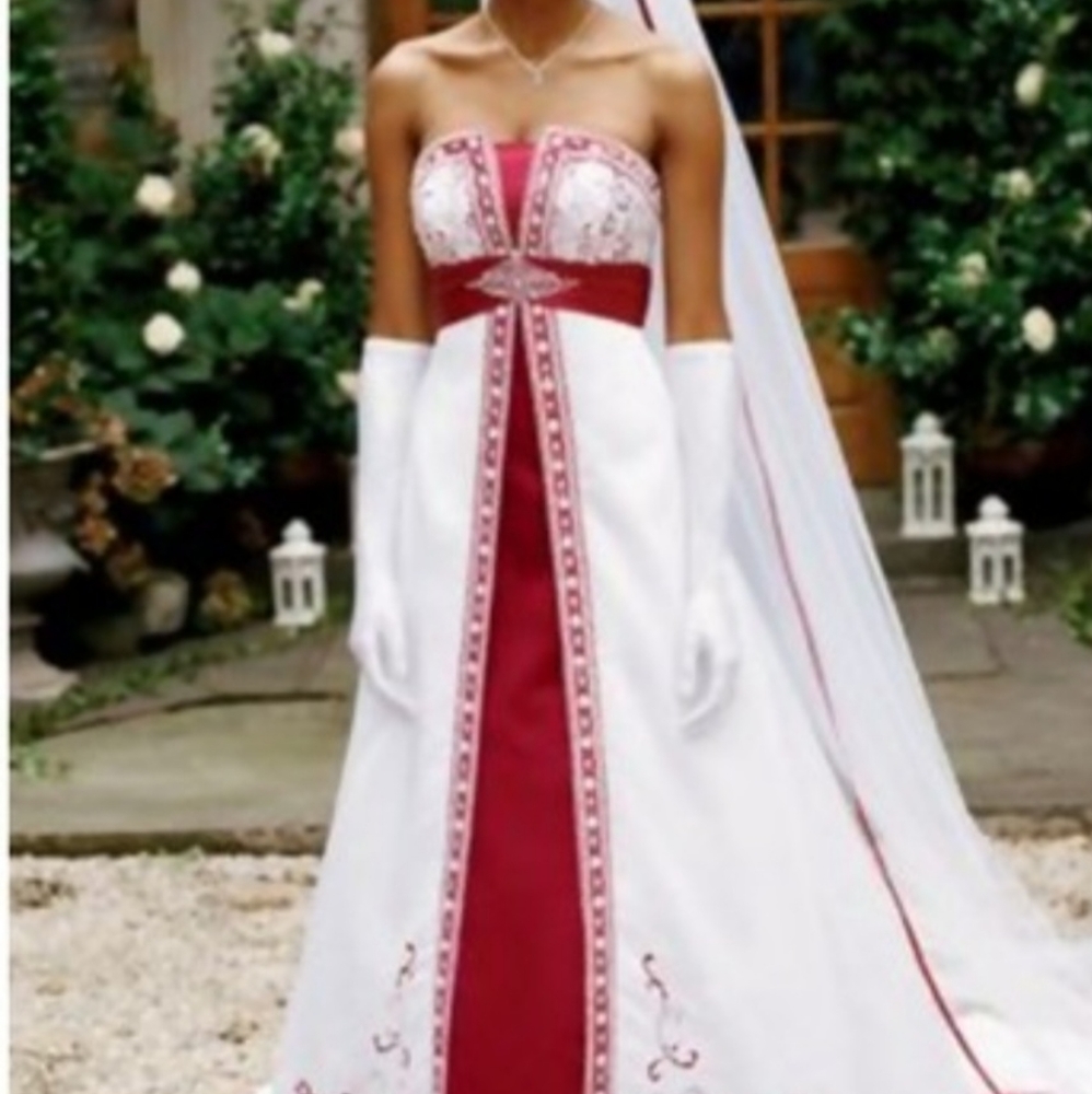 Davids Bridal wedding gown A line size 4 never worn. Tags still attached.